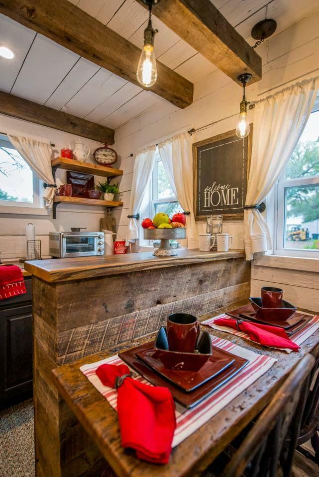 Cozy Cabin Little Red Hen 12 Min To Magnolia 웨이코 외부 사진