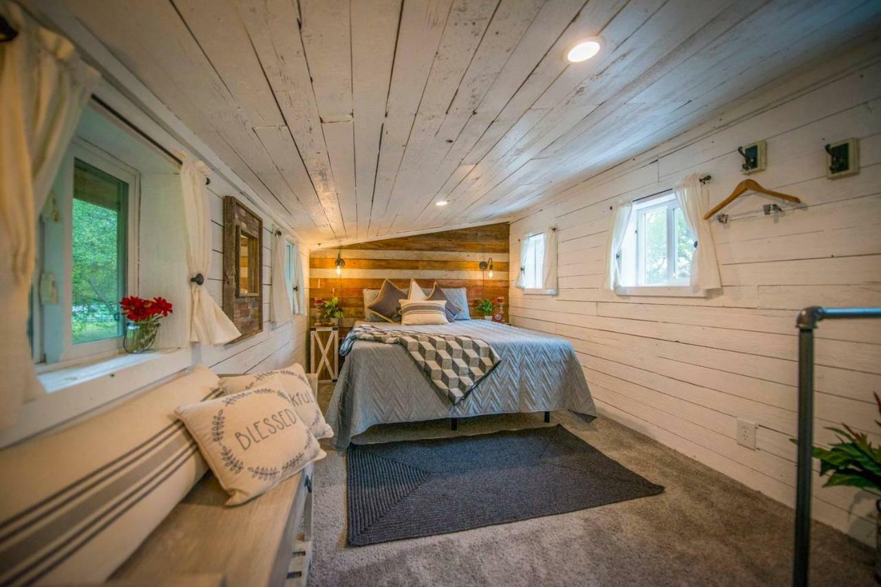 Cozy Cabin Little Red Hen 12 Min To Magnolia 웨이코 외부 사진